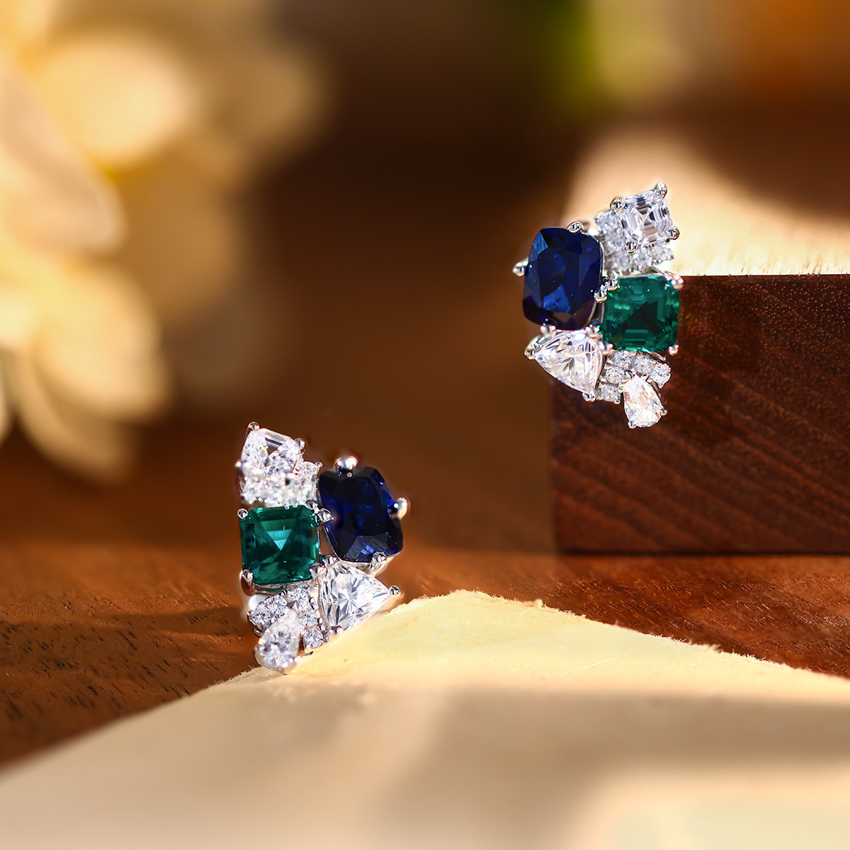 Серьги с лабораторными сапфира – обзор и цена Cluster Stud Ear